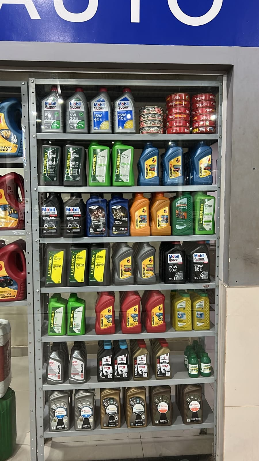 Variedade de óleos lubrificantes disponíveis no posto