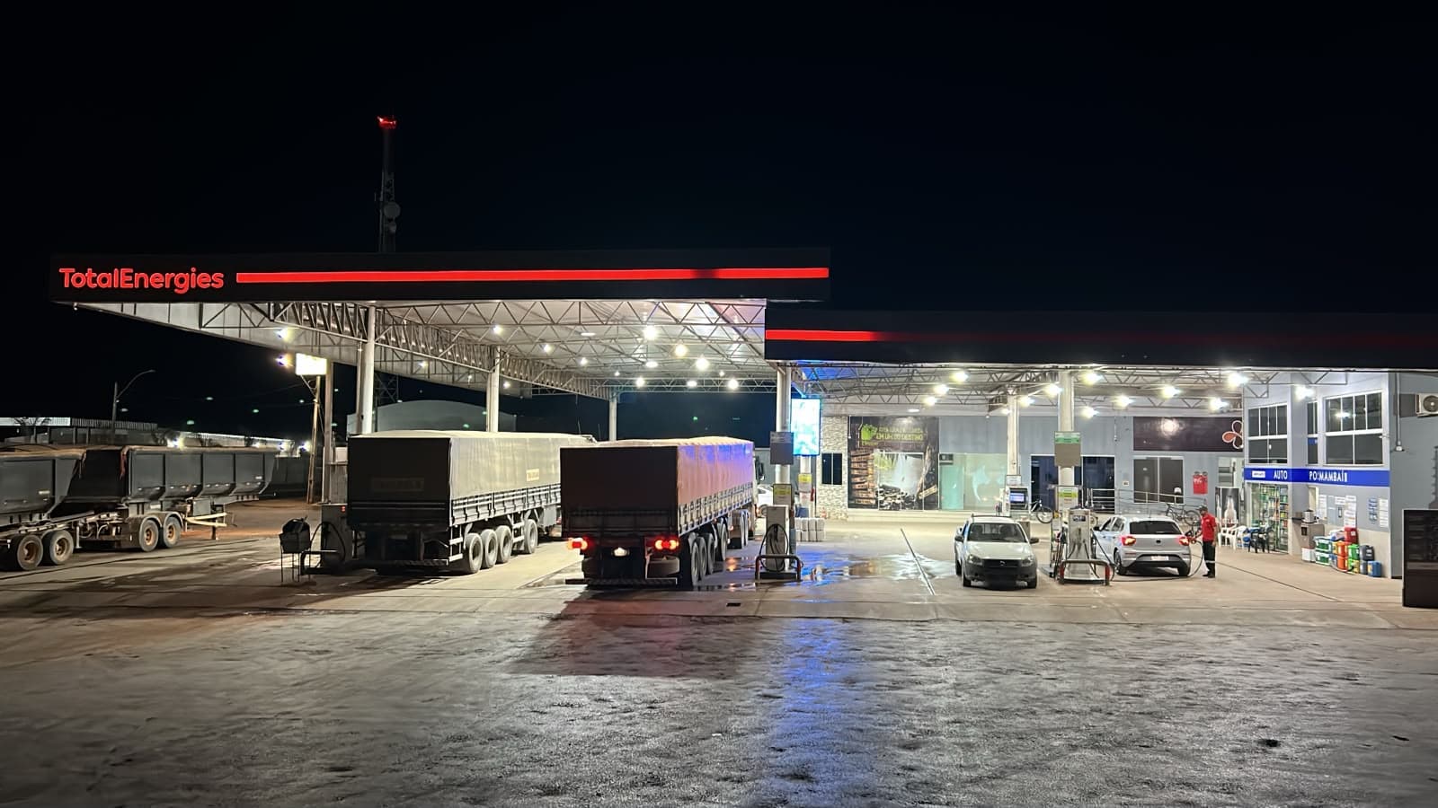 Amplo pátio do Auto Posto Mambaí II à noite, com fácil acesso para carros e caminhões